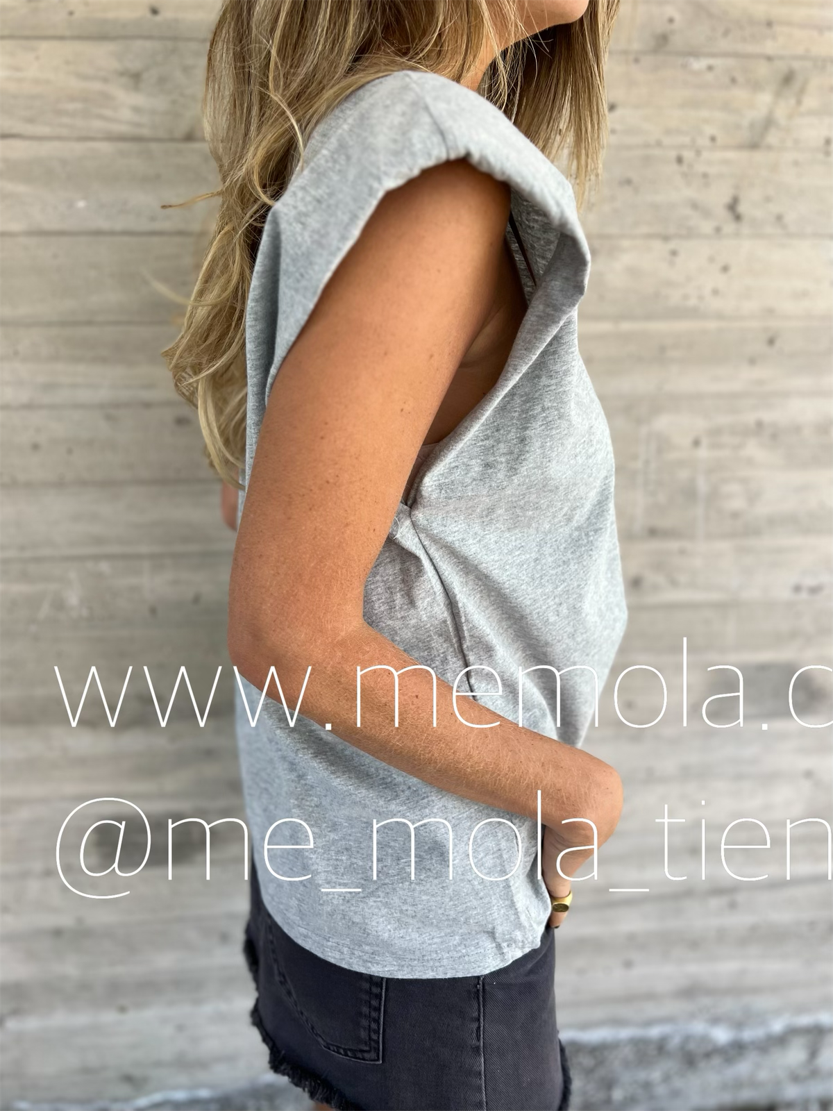 Polera b sica hombreras gris memola.cl